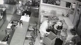 הפורץ בתוך המסעדה בתל אביב, צילום: דוברות המשטרה